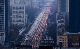 În Kiev oamenii se roagă pe străzi sau fug din oraș ieșirea e blocată de coloane de mașini