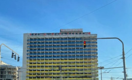 Бывшее здание гостиницы Националь покрасили в цвета украинского флага