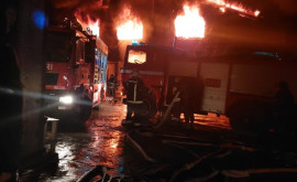 Incendiu puternic în capitală 12 autospeciale sînt la fața locului