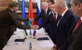 Второй раунд переговоров России и Украины начался с рукопожатия