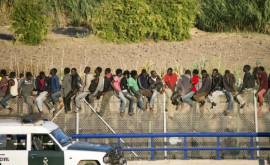 Мигранты из Марокко взяли штурмом пограничную стену с Испанией