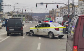 Accident la o intersecție din centrul Capitalei cu implicarea unei mașini de serviciu a MAI 