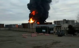 La depozitul de petrol din Lugansk a izbucnit un incendiu ca urmare a bombardamentelor
