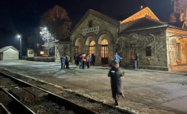 Trenul Căușeni Iași umplut până la refuz din Gara Feroviară Căușeni