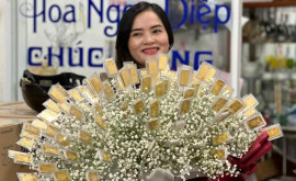 Un vietnamez a dăruit unei femei un buchet de flori din aur 