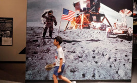 Fotografia originală cu astronautul mergînd pe Lună a fost vîndută pentru 7700 de dolari