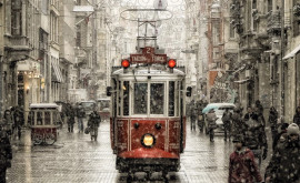 Сильный снегопад остановил жизнь в Стамбуле