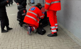 Un bărbat ajutat de carabinieri după ce a căzut la pămînt