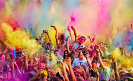 Oraşul văduvelor celebrează din nou Holi sărbătoarea culorilor după pauza provocată de pandemie