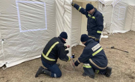 Немецкие волонтеры помогли молдавским спасателям оборудовать временный центр для беженцев