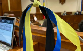 Panglici în culorile drapelului Ucrainei în sala de ședințe a Parlamentului