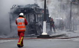 В центре Парижа загорелся автобус