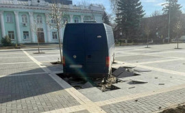 В Унгенах микроавтобус повредил плитку на ремонтируемой площади