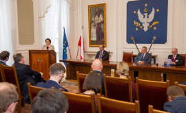 Премьер Молдовы выступила в Варшаве с лекциями