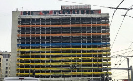 Здание бывшего отеля Националь раскрашено в цвета георгиевской ленты