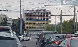 Poliția a inițiat o anchetă după ce Hotelul Național a fost vopsit în culorile panglicii Sf Gheorghe
