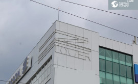 Логотип офисного центра в Кишиневе демонтировали после вступления в силу новых запретов