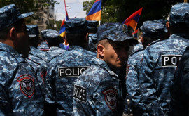 Poliția armeană a început să rețină protestatari în Erevan