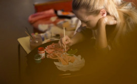 Молодая художница из Бельц превращает одежду в произведения искусства