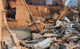 60 de persoane sub dărîmături după ce o școală din Ucraina a fost bombardată