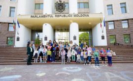Moldova pentru Pace Copii ai deputaților și ai refugiaților au desenat pe asfaltul din fața Parlamentului