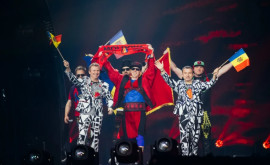  Trenulețul de la Eurovision a adunat sute de oameni la horă în Anglia