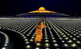 Indonezia Sute de lampioane au fost aprinse la Borobudur cel mai mare templu budist din lume