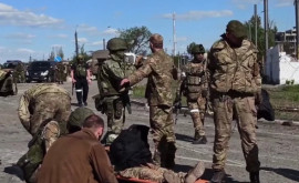 Rusia a anunțat predarea a 1730 de soldați ucraineni din Azovstal