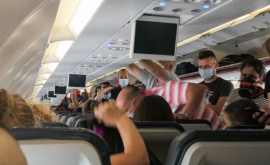В ЕС отменили требование носить защитные маски на борту самолетов