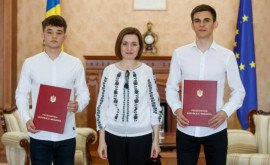 Doi elevi din Chișinău premiați cu diplome de onoare de Președinta Maia Sandu