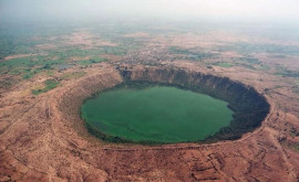 Lacul Lonar format întrun crater Maharashtra India