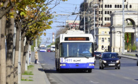 Scumpirile îi impun să facă schimbări Moldovenii lasă mașinile acasă și circulă cu troleibuzele