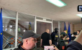 Jurnaliștii sînt ținuți la ușa Judecatoriei acolo unde este examinat dosarul lui Dodon