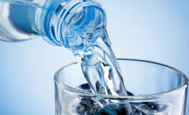 10 motive pentru a bea mai multă apă curată