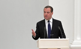 Медведев похвалил США за отказ поставлять Киеву способные ударить по России РСЗО