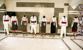 O expoziție de costume populare a fost organizată în clădirea Parlamentului
