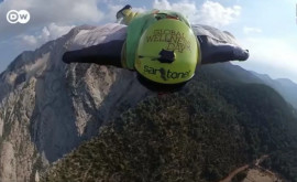 Bărbatul care pleacă de la serviciu zburînd în wingsuit În loc de 40 de minute cu telecabina face 4 minute de pe Muntele Babadag