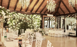 Ciocârlia este o sală de banchet în stil rustic care îmbină pitorescul naturii confortul și atmosfera elegantă