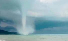 O tornadă a fost filmată în apropiere de o plajă la Soci