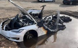 O mașină Tesla a izbucnit în flăcări după trei săptămîni în cimitirul de mașini