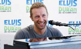 Солист группы Coldplay исполнил свадебную песню будущих молодоженов в сельском пабе Кадры стали вирусными 