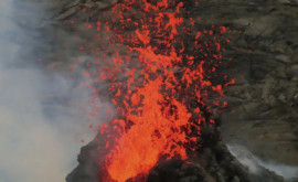 Erupția unui vulcan islandez lea permis geologilor să privească la 20 km sub pămînt
