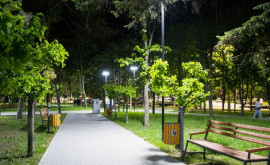 Mobilier urban nou instalat în spațiile publice din Chișinău
