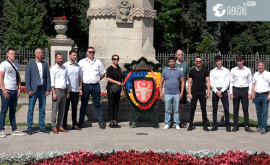Молодежное движение Voievod возложило цветы к памятнику Штефана Великого