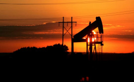 Стоимость нефти упала ниже 100 долларов