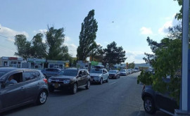 Trafic intensiv la vama Leușeni Cîte mașini așteaptă să iasă din țară