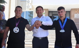 Doi sportivi din Cimişlia au fost premiaţi de autorităţile raionului