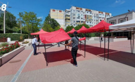 Socialiștii au instalat corturi în fața Judecătoriei Ciocana