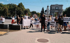 Бенефициары программы Prima Casă провели акцию протеста перед зданием правительства