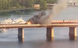 Поезд метро с 200 пассажирами загорелся на мосту в США 